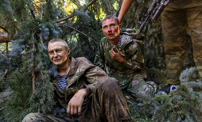 Раненые украинские десантники, взятые в плен в ходе боя за город Шахтерск.