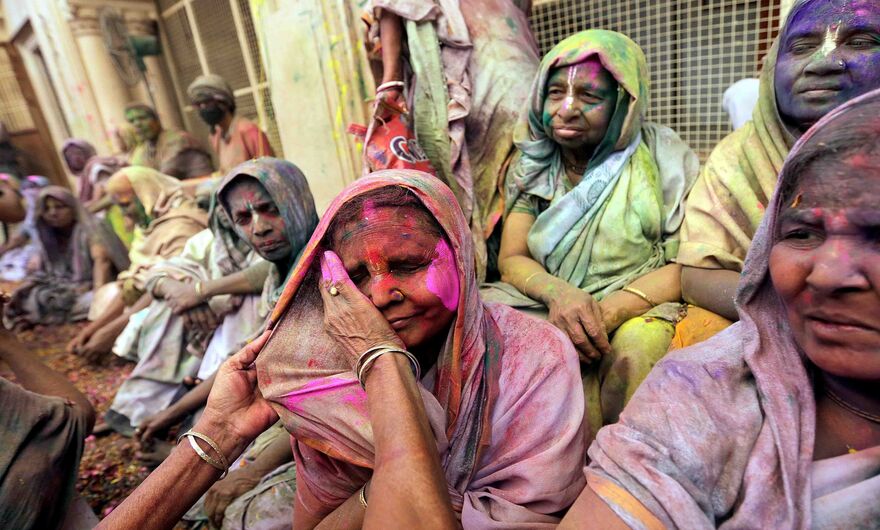 Вдовы на фестивале Холи во Вриндаване, штат Уттар-Прадеш, Индия, 21 марта 2016 года.  Празднование было организовано индийской неправительственной организацией Sulabh International, которая старается улучшить условия содержания вдов в правительственных приютах. 